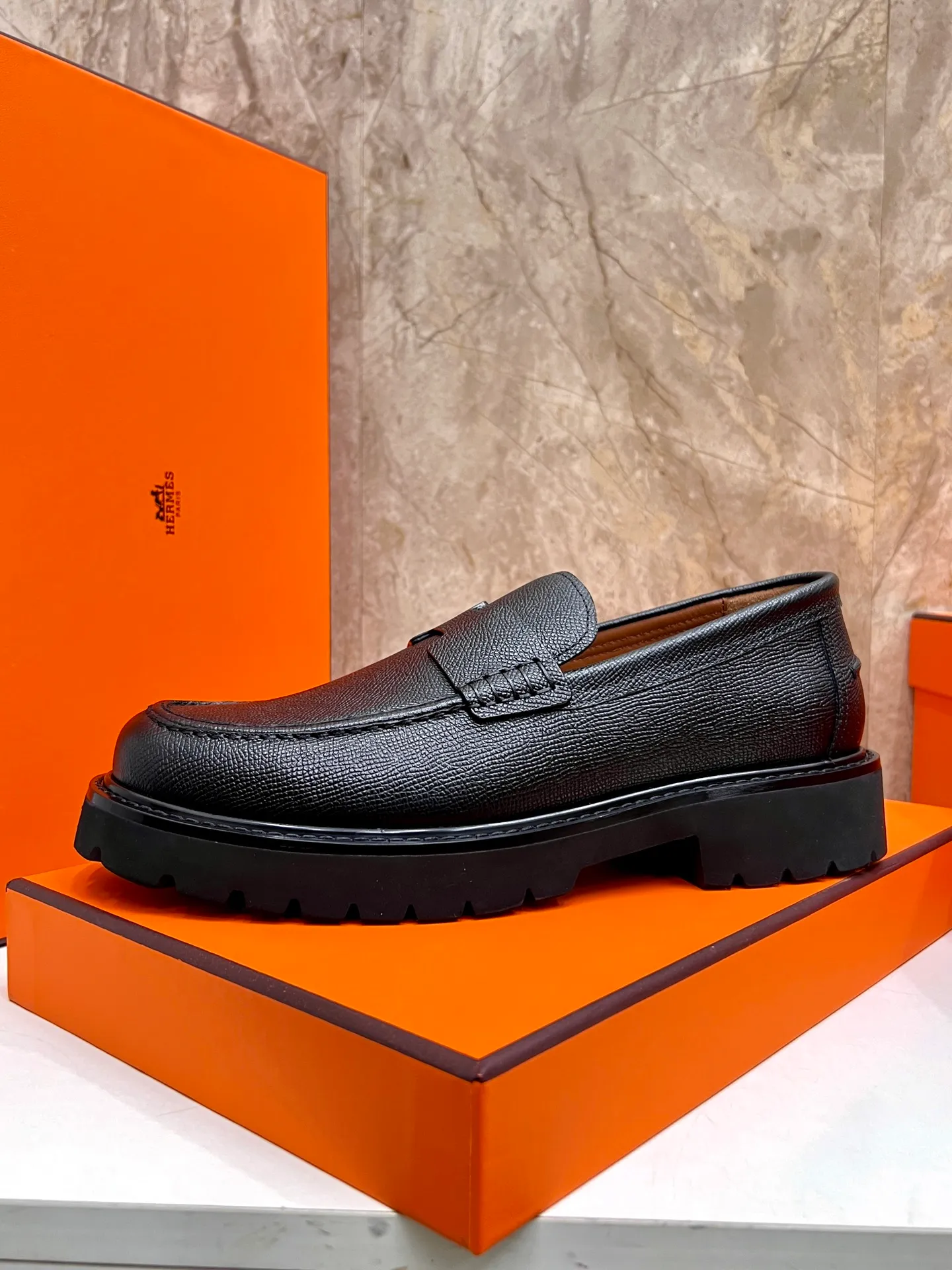 Original order quality P840 Brand: Hermès Standard code: Men's code: 39.40.41.42.43.44. (38.45 custom-made Grade: Same as the official website Original order quality Material: Original cowhide Original breathable cowhide lining Original outsole Style category: Men's fashionable casual leather shoes Color: Actual picture
